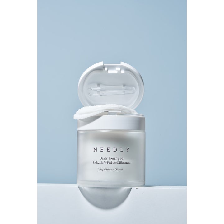 NEEDLY Daily Toner Pad 80 stk fuktighetsgivende toner i hvit krukke med åpent lokk og pinsett
