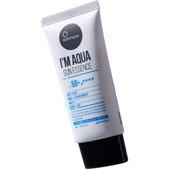 Suntique I'm Aqua Sun Essence 50 ml fuktighetsgivende solkrem med SPF 50+ i hvit tube med svart kork og blå tekst.