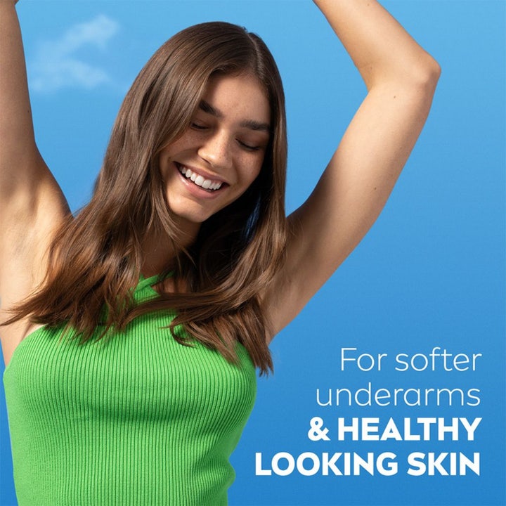 NIVEA Derma Control Restore Sensitive 50 ml deo stick gir myke underarmer vist av smilende kvinne med armene hevet.