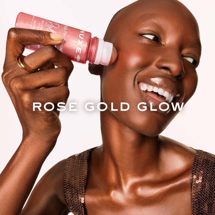 Nuxe Huile Prodigieuse Or Florale 8 ml roll-on kroppsolje påføres kinn for en rose gold glow