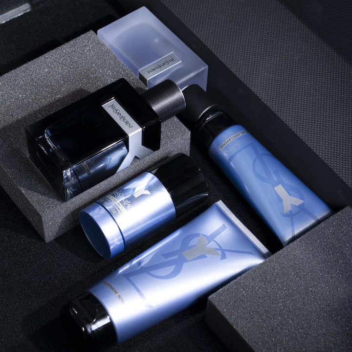 Yves Saint Laurent Y Deostick 75 g i blå hylse ved siden av parfyme og hudpleie i en gaveeske