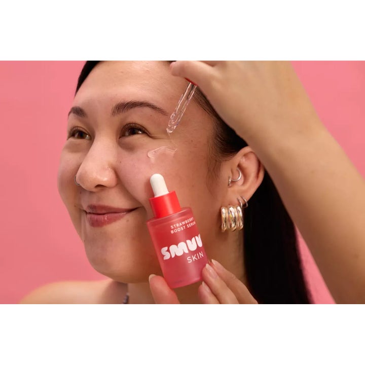 Smuuti Skin Strawberry Boost Serum 30 ml glødgivende serum som påføres huden med pipette fra en rød flaske