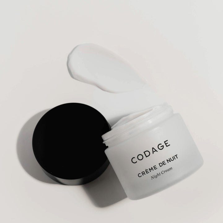 Codage Paris The Night Cream 50 ml fuktighetsgivende nattkrem i frostet glasskrukke med svart lokk og hvit tekstur