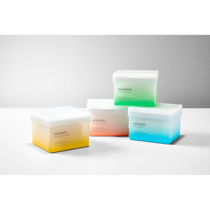 Mixsoon Bean Toner Pad 70 stk fuktighetsgivende pads i fire fargerike firkantede krukker med hvite lokk.