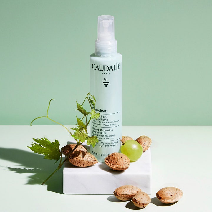 Caudalie Vinoclean Makeup Removing Cleansing Oil 150 ml renseolje i hvit pumpeflaske med mandler og grønne druer.