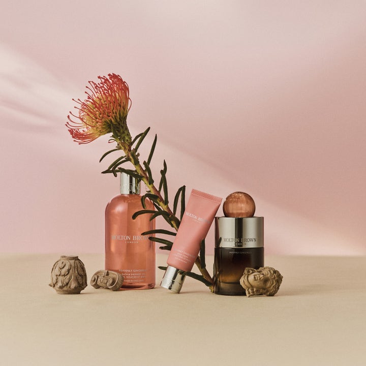 Molton Brown Heavenly Gingerlily Hand Cream 40 ml fuktighetsgivende handkrem i rosa tube ved en eksotisk blomst