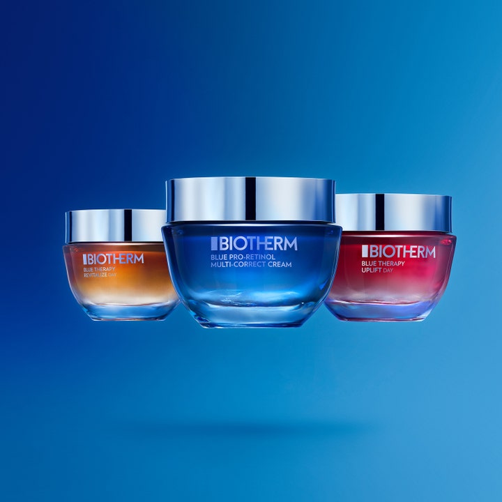 Biotherm Blue Pro-Retinol 50 ml ansiktskrem i blå krukke med sølvlokk vist med oransje og rød Blue Therapy dagkrem
