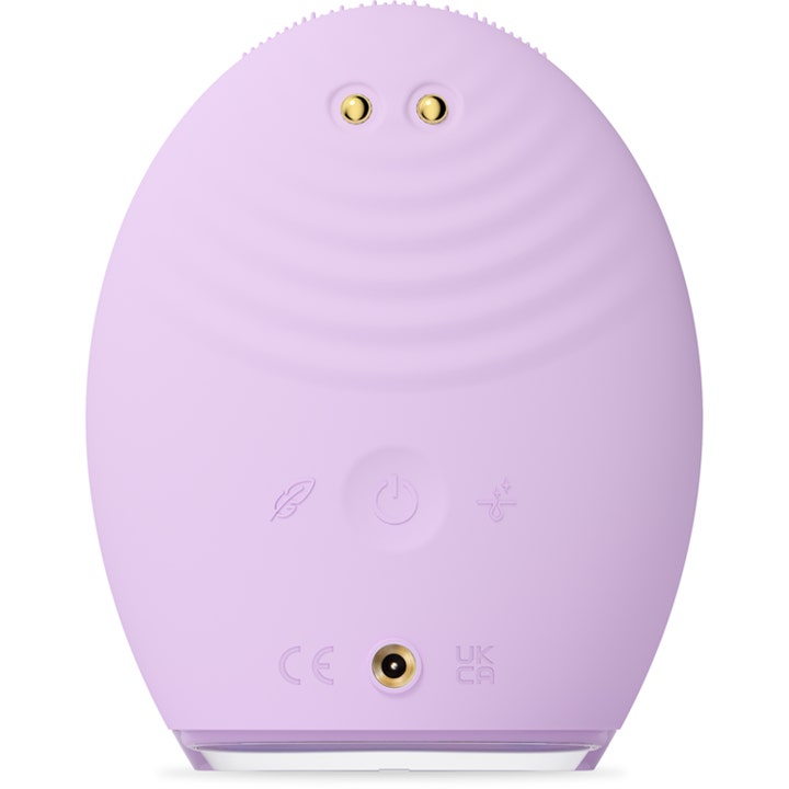 FOREO LUNA 4 plus Sensitive Skin Purple 1 stk ansiktsrens baksiden av lilla enhet med bølgemønster og gullkontakter