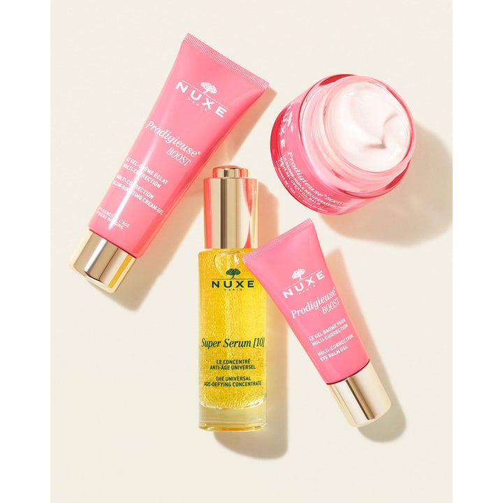 Nuxe Créme Prodigieuse Boost 40 ml dagkrem gir glød i rosa tube med matchende hudpleie og et gyllent serum.