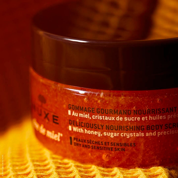 Nuxe Rêve de Miel Body Scrub 175 ml nærende kroppsskrubb med honning og synlige sukkerkrystaller i ravgul boks