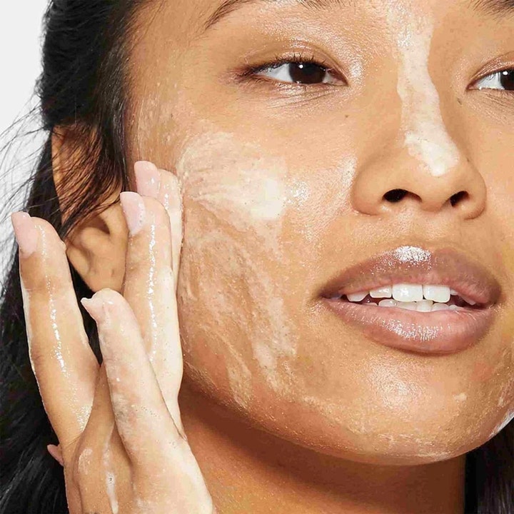 Dermalogica Daily Milkfoliant 13 g eksfolierende peeling masseres på hud for en jevnere og klarere tekstur.