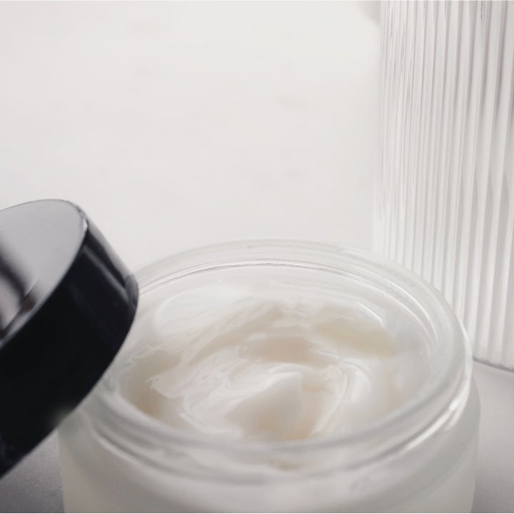 Codage Paris The Micro-Peeling Mask 50 ml ansiktsmaske med hvit kremet tekstur i krukke av frostet glass