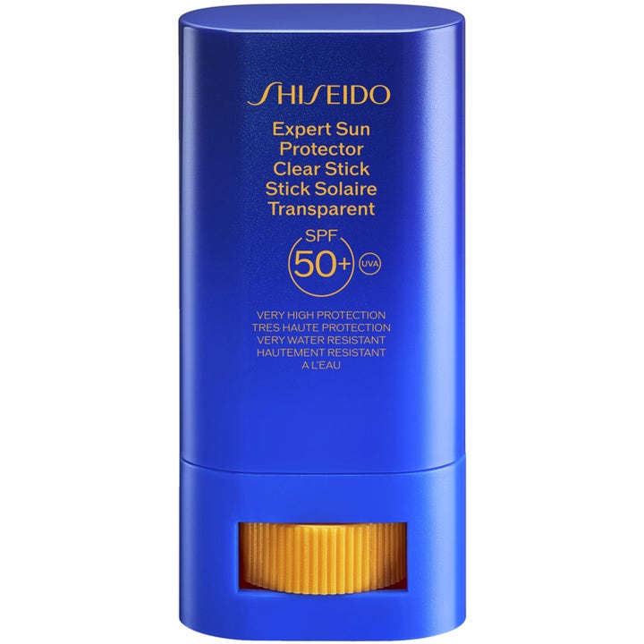 Shiseido Expert Sun Protector Clear Stick SPF 50+ vannresistent solstift i blå hylse med gul skruknapp.