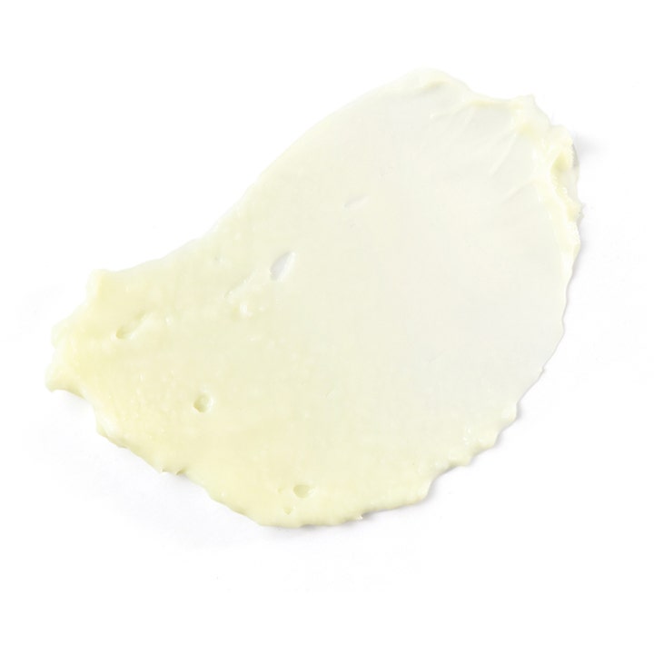The INKEY List Retinol Eye Cream 15 ml fornyende øyekrem med en fyldig og lysegul kremet tekstur.