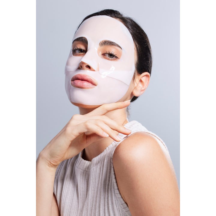 COSRX Advanced Snail Mucin Power Activating Hydrogel Mask 3 stk fuktighetsgivende ansiktsmaske påført en kvinne