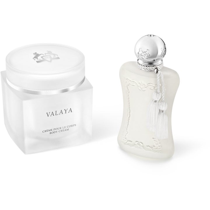 Parfums De Marly Valaya Body Cream 200 ml fuktighetsgivende kroppskrem i frostet glasskrukke ved siden av parfymeflaske