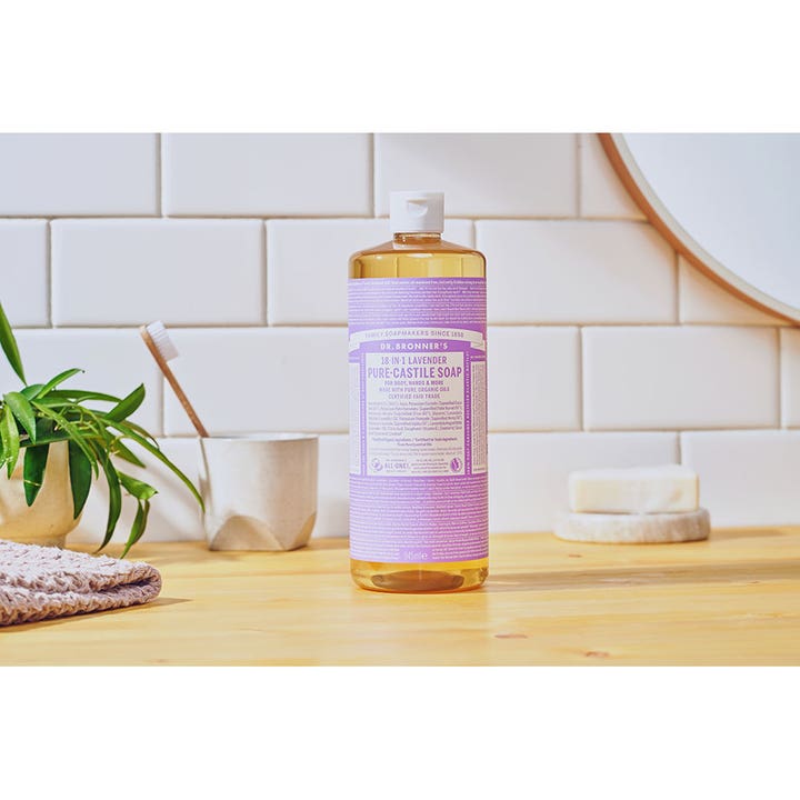 Dr. Bronner's Pure Castile Liquid Soap Lavender 945 ml beroligende flytende såpe med lilla etikett på en trebenk
