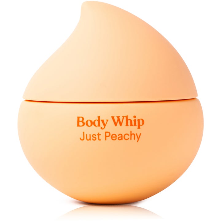 Body Whip Just Peachy fuktighetsgivende bodykrem i ferskenfarget krukke med dråpeformet lokk og matt finish