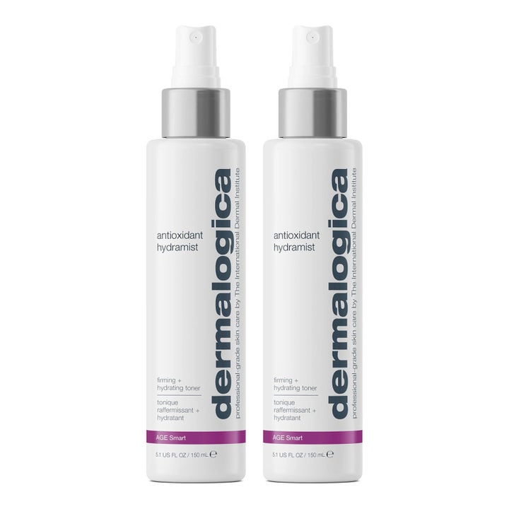 Dermalogica Antioxidant Hydramist 150 ml oppstrammende toner i to hvite sprayflasker med sølvdetaljer og lilla dekor.