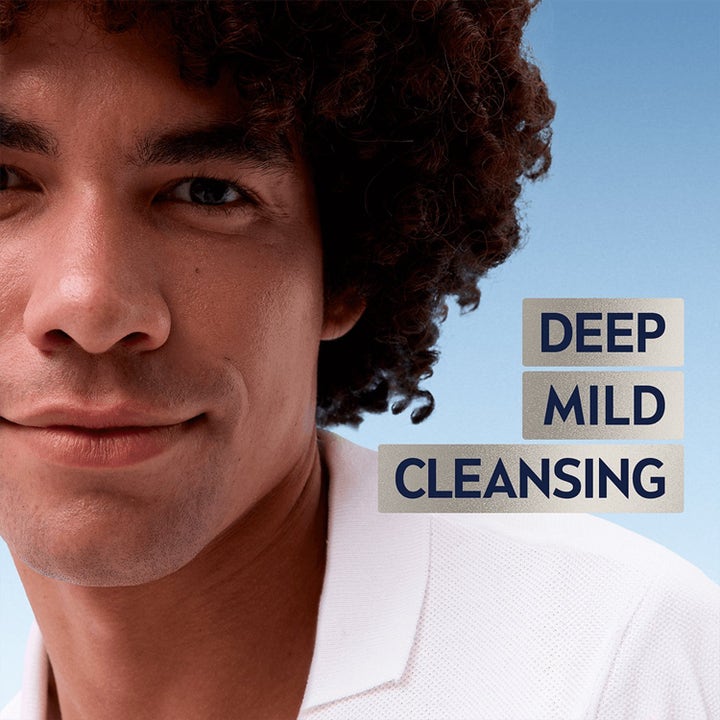 NIVEA Sensitive Skin Essentials 175 ml ansiktspleie gir dyp mild rens vist med en mann og teksten Deep Mild Cleansing