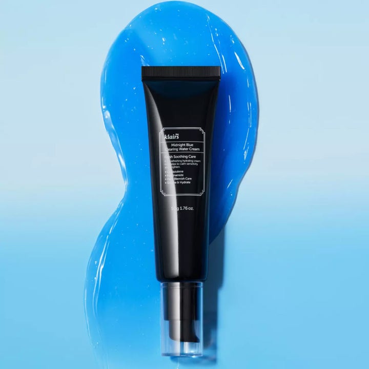 Klairs Midnight Blue Clearing Water Cream 50 g beroligende ansiktskrem i svart tube over en blå geltekstur
