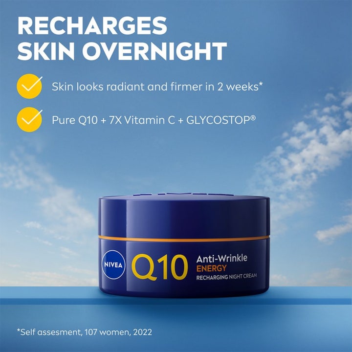 NIVEA Q10 Energy Recharging Night Cream 50 ml nattkrem i blå krukke med Pure Q10 og 7X Vitamin C mot en blå himmel.