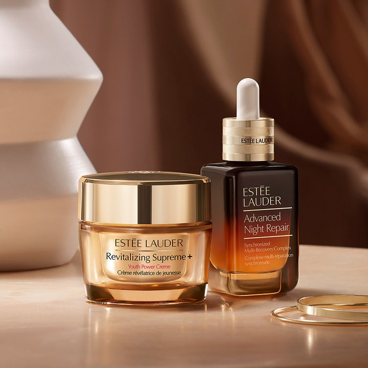 Estée Lauder Advanced Night Repair Serum 75 ml ansiktsserum i brun flaske ved siden av Revitalizing Supreme+ ansiktskrem.