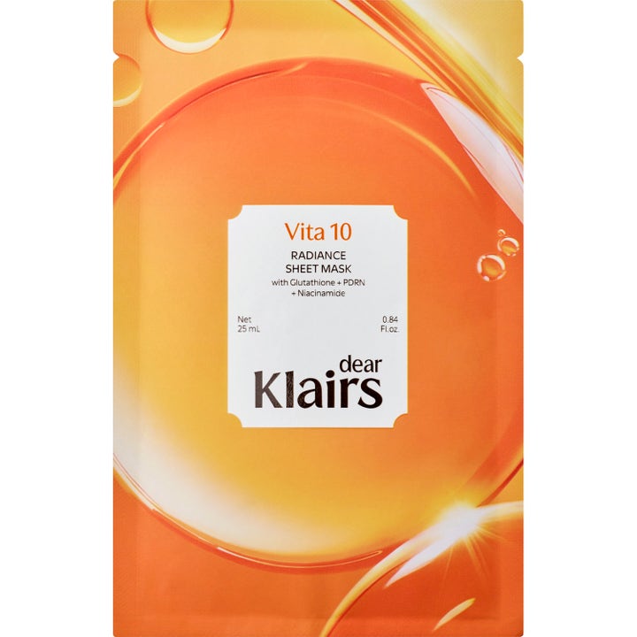 Dear Klairs Vita 10 Radiance Sheet Mask 25 ml glødgivende ansiktsmaske i oransje og hvit forpakning.