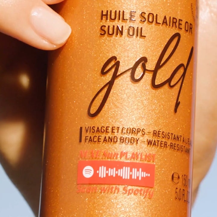 Nuxe Sun Tanning Oil Gold 150 ml sololje med skimmer i oransje flaske med Spotify-kode