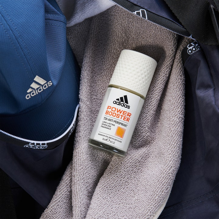 Adidas Adipower Booster 50 ml roll-on deodorant i en treningsbag med håndkle og caps motvirker svette i 72 timer.