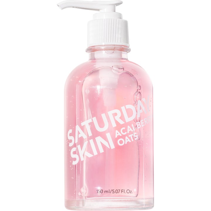 Saturday Skin Acai Berry Oats 150 ml rensende ansiktsgel i gjennomsiktig flaske med hvit pumpe og rosa innhold.