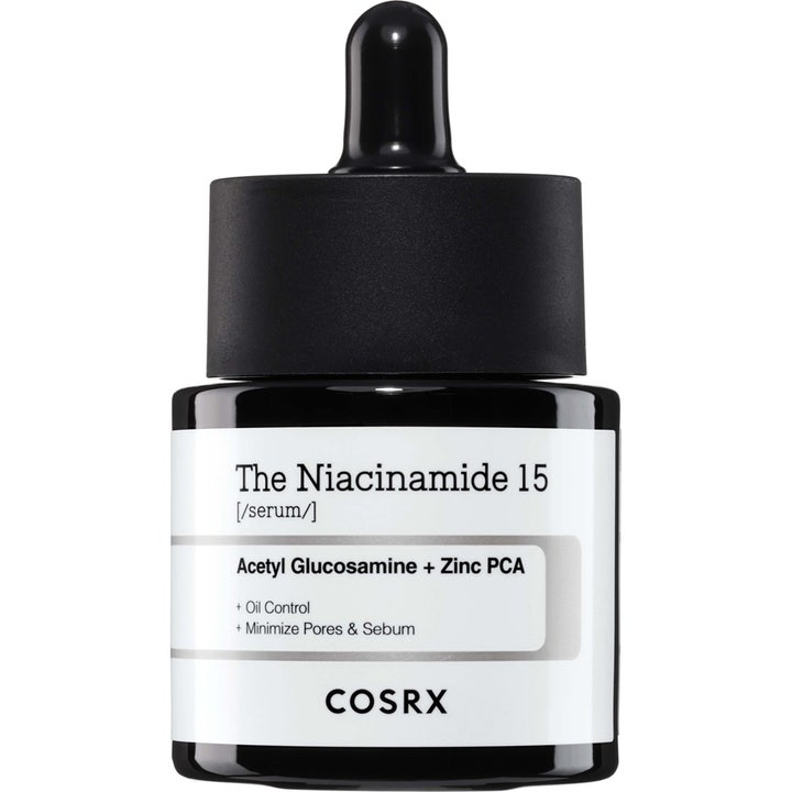 COSRX The Niacinamide 15 20 ml serum som reduserer porer i mørk glassflaske med hvit etikett og svart pipette.
