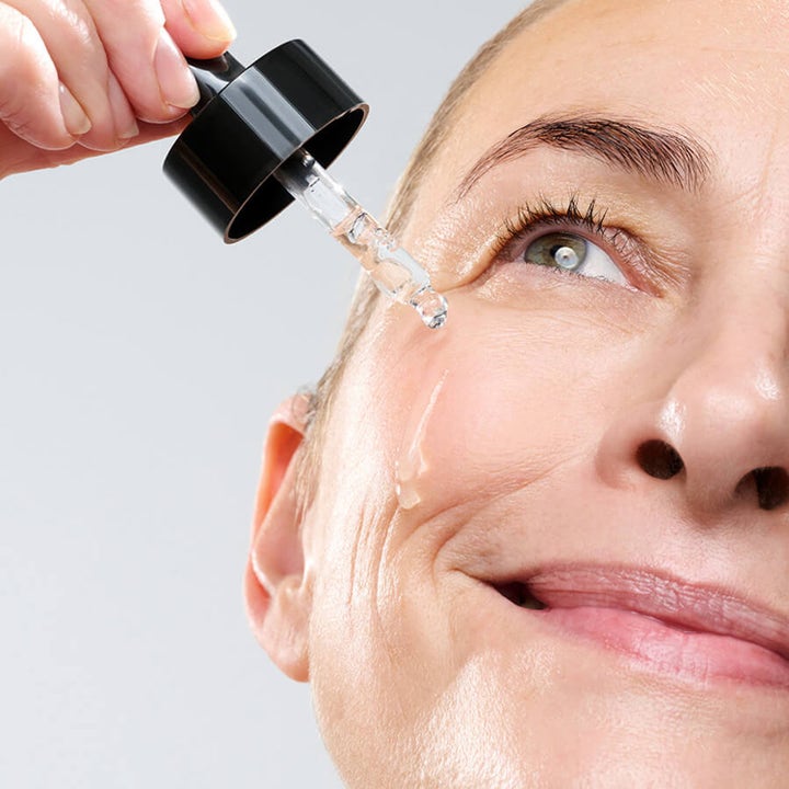 Currentbody Skin Green Tea Serum 30 ml påføres huden med pipette for en beroligende og fuktighetsgivende effekt