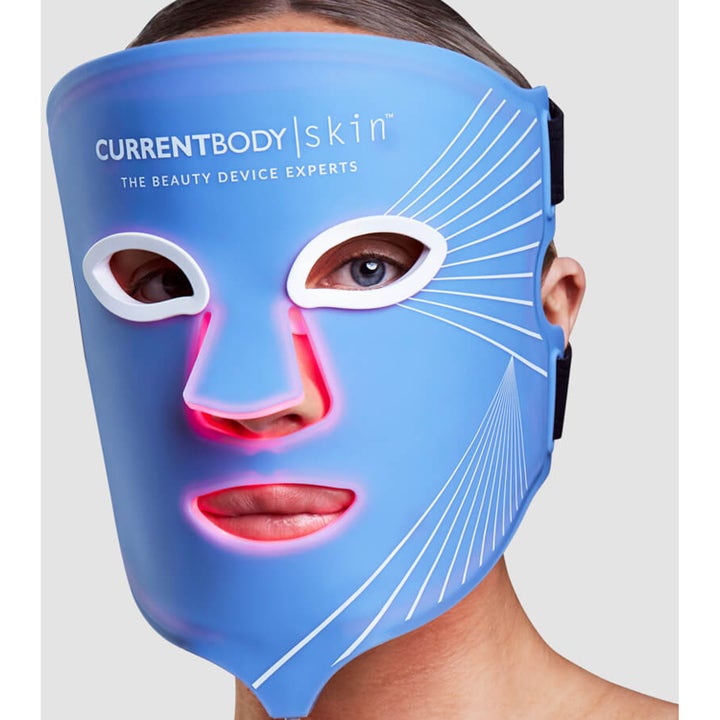 Currentbody Skin Anti-Blemish LED Face Mask lysterapi mot kviser på kvinne med blå silikonmaske