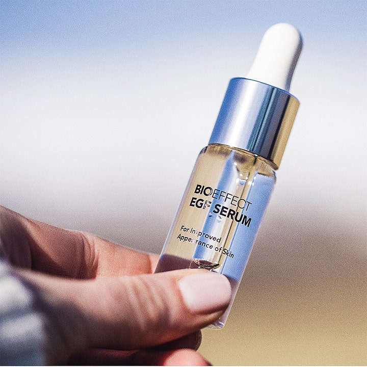 Bioeffect EGF Serum 15 ml fuktighetsgivende ansiktsserum i glassflaske holdt av en person.