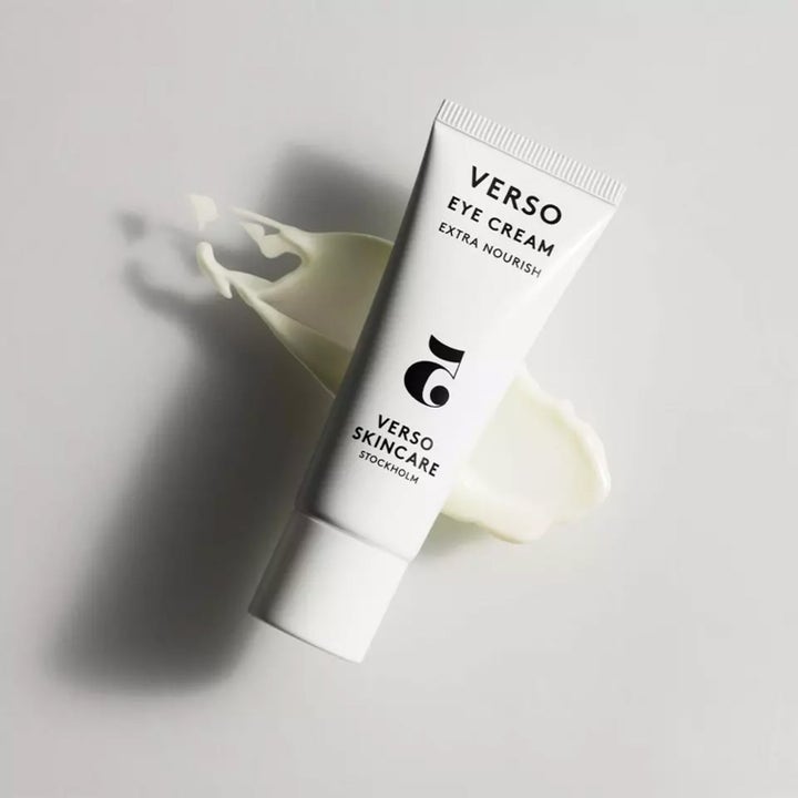 Verso N°5 Eye Cream With Oat 15 ml pleiende øyekrem i hvit tube med en rik kremet tekstur synlig bak tuben