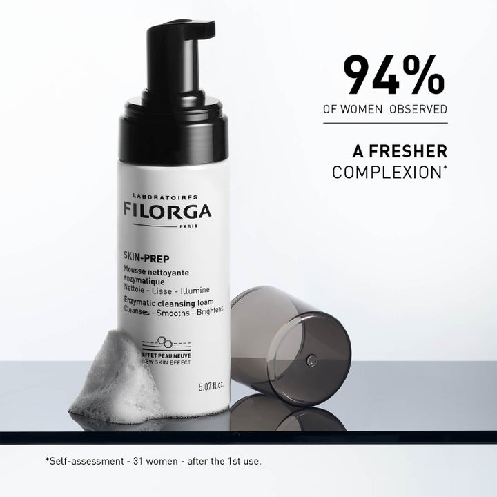 Filorga Skin-Prep Enzymatic Cleansing Foam 150 ml rengjøringsskum gir glød vist med hvit flaske og luftig skumtekstur.