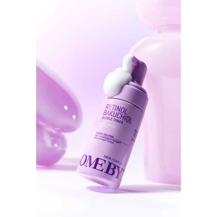 Some By Mi Retinol Bakuchiol Bubble Toner 100 ml toner som gir glød vist som hvitt skum på en lilla flaske