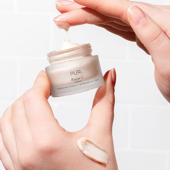 PÜR Rescue C Brightening Vitamin C & Peptide Eye Cream 15 ml i krukke med kremet tekstur på huden