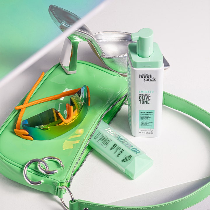 Bondi Sands Technocolor Self Tanning Face Serum Emerald 50 ml selvbruning for ansikt vist med grønn veske og solbriller