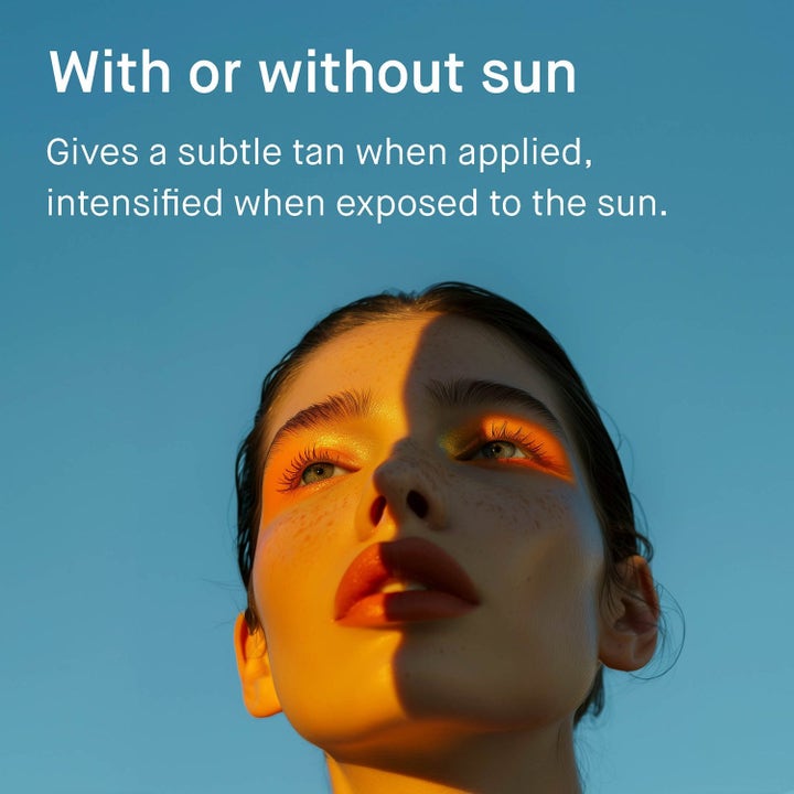 EVY Technology Daily Tan Activator Duo hudpleie som gir farge vist på kvinne i gyllent sollys mot blå himmel