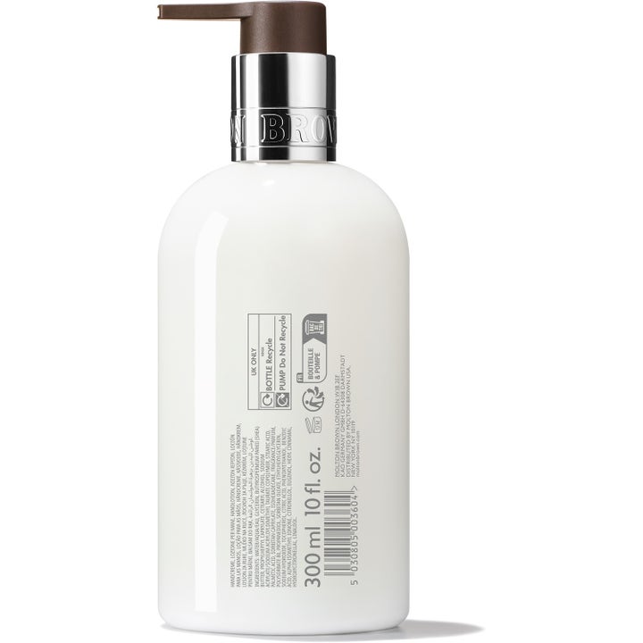 Molton Brown Heavenly Gingerlily Hand Lotion 300 ml pleiende håndkrem i hvit pumpeflaske vist fra baksiden.