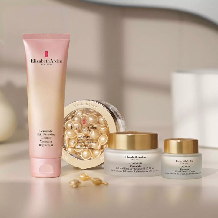 Elizabeth Arden Ceramide Skin Renewing Cleanser 125 ml ansiktsrens i rosa tube stående med kapsler og krukker fra samme serie