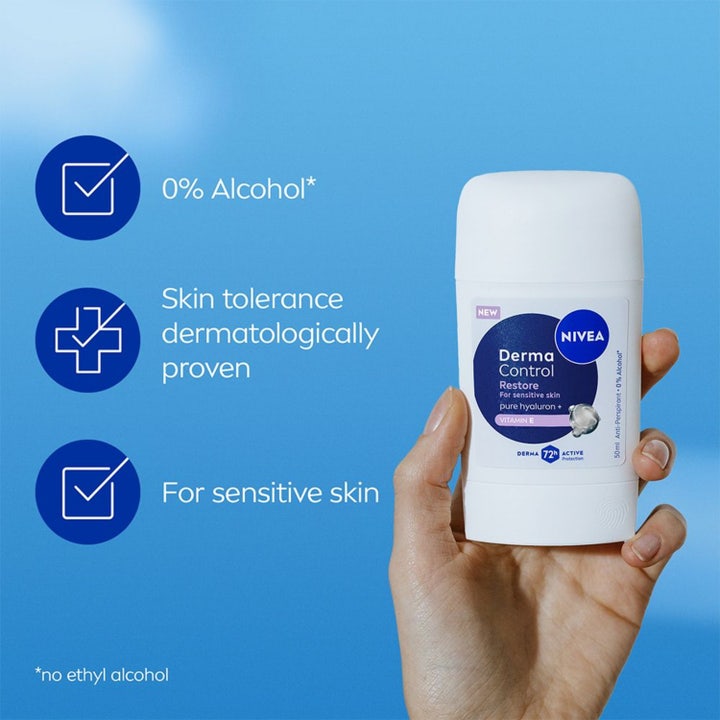 Nivea Derma Control Restore 50 ml deo stick for sensitiv hud i hvit hylse holdes mot blå bakgrunn med 0% alkohol.