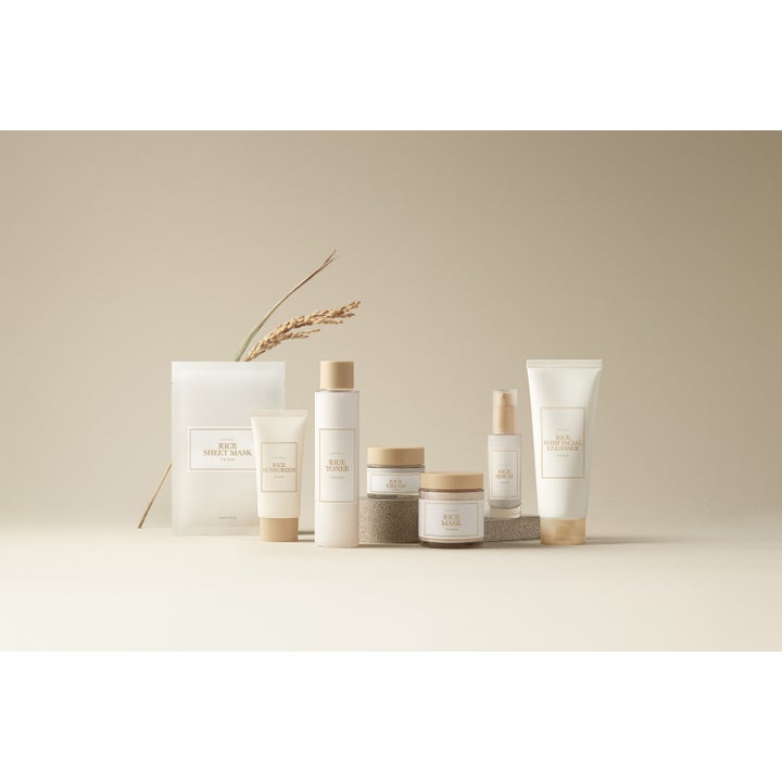 I'm from Rice Whip Facial Cleanser 30 ml glødgivende ansiktsrens i hvit tube sammen med beige koreansk hudpleie.