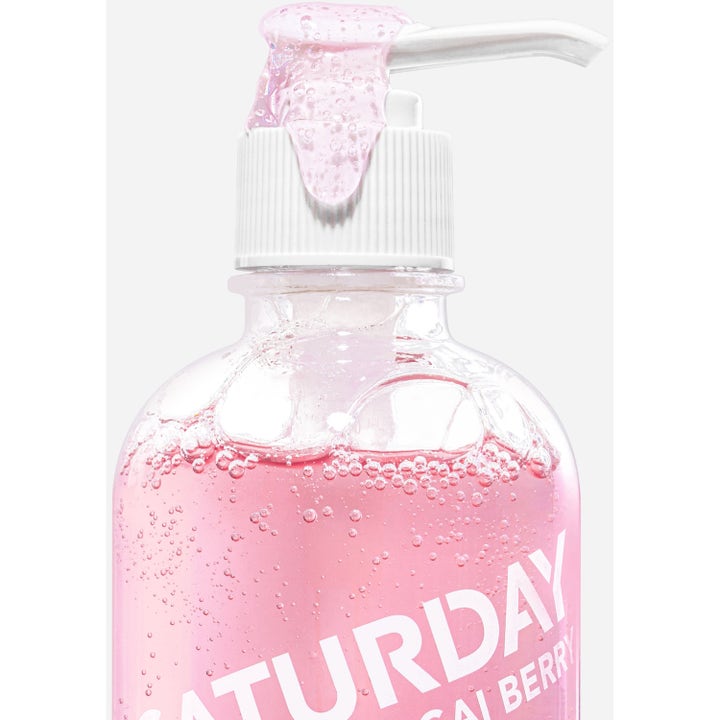 Saturday Skin Acai Berry + Oats Antioxidant Gel Cleanser 150 ml ansiktsrengjøring gir glød med rosa gel i pumpeflaske.