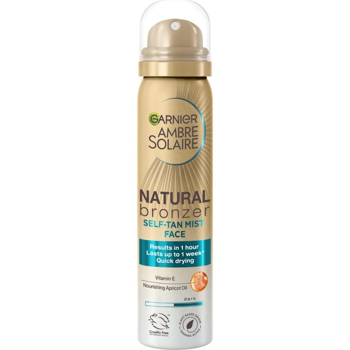 Garnier Ambre Solaire Natural Bronzer Face 75ml selvbruning gir dyp glød i en hvit og gullfarget sprayflaske med klar kork.