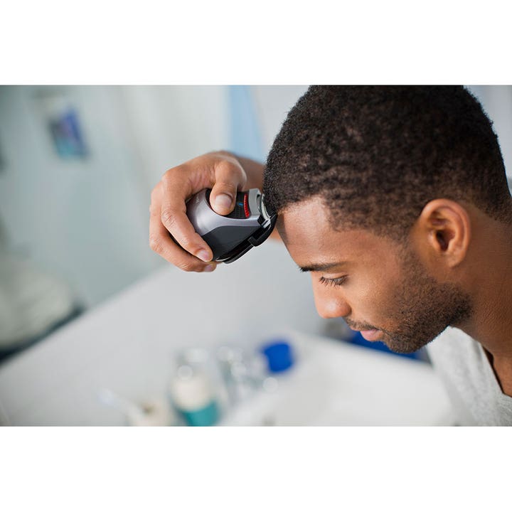 Remington QuickCut Hairclipper HC4250 hårklipper som brukes av en mann for en presis og jevn klipp