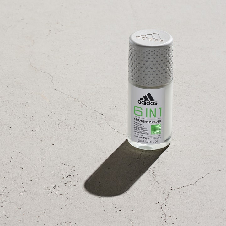Adidas Cool & Dry 6 In 1 Roll-on Deodorant 50 ml gir 48 timers beskyttelse i glassflaske med grått teksturert lokk.
