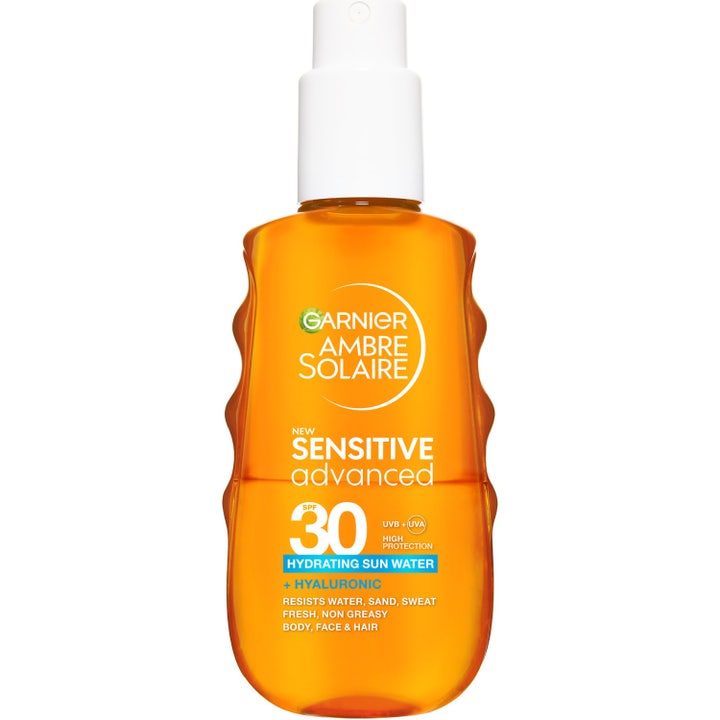 Garnier Ambre Solaire Sensitive Advanced Hydrating Sun Water SPF 30 fuktgivende solspray i oransje flaske med hvit pumpe.